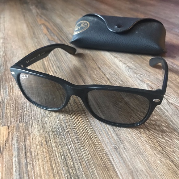 Ray-Ban Wayfarer Polarized Sunglasses | Black | Unisex - Picture 9 of 9